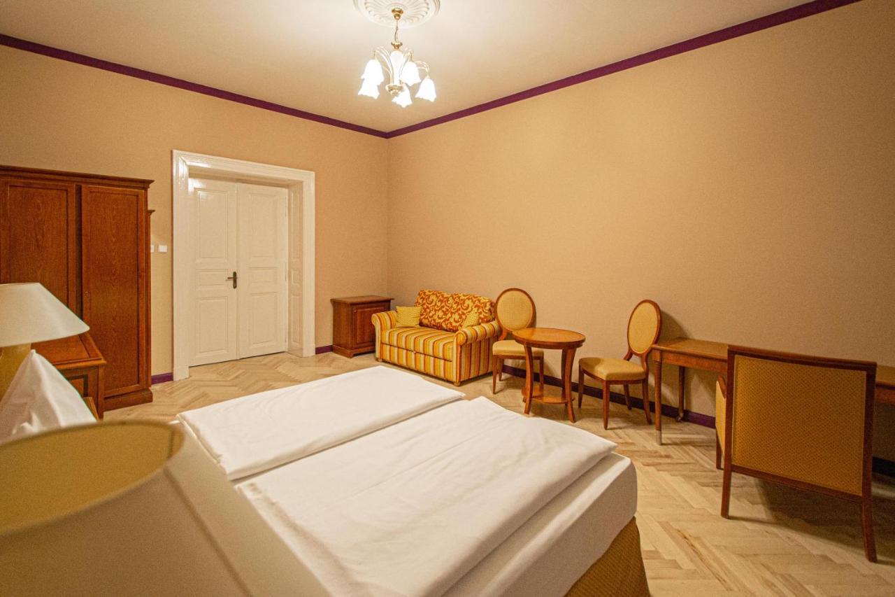 4 Bedrooms 130M2 Apartment At The Main City Square Прага Экстерьер фото