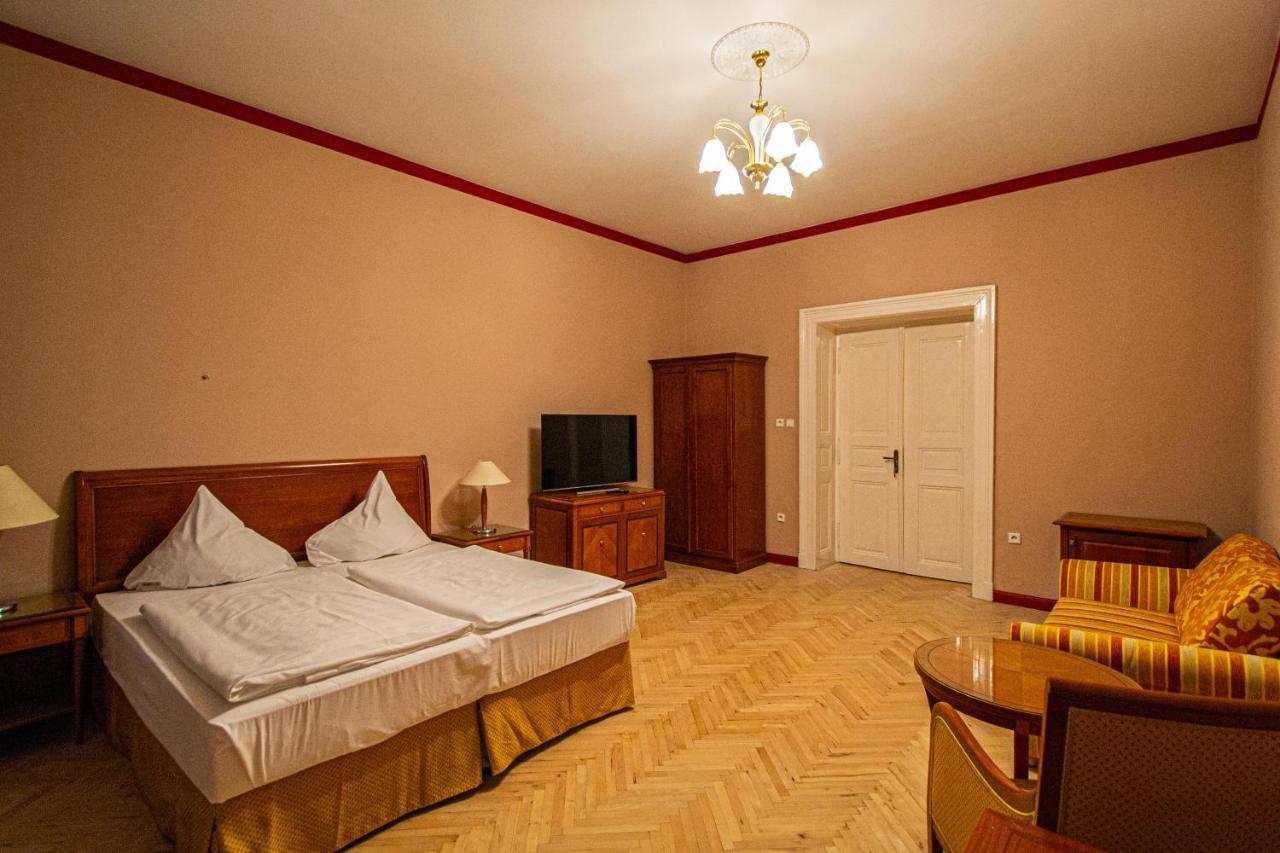 4 Bedrooms 130M2 Apartment At The Main City Square Прага Экстерьер фото